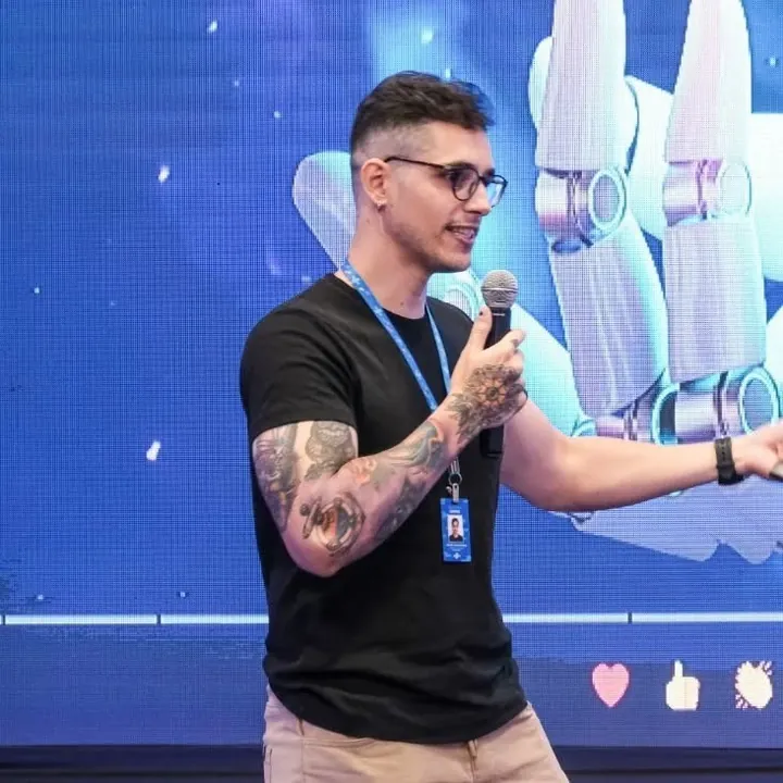 Yuri Godoy palestrando com microfone em evento de inovação